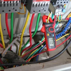 Клещи токоизмерительные Uni-T UT210B цифр. измер.ток:переменный черный/красный